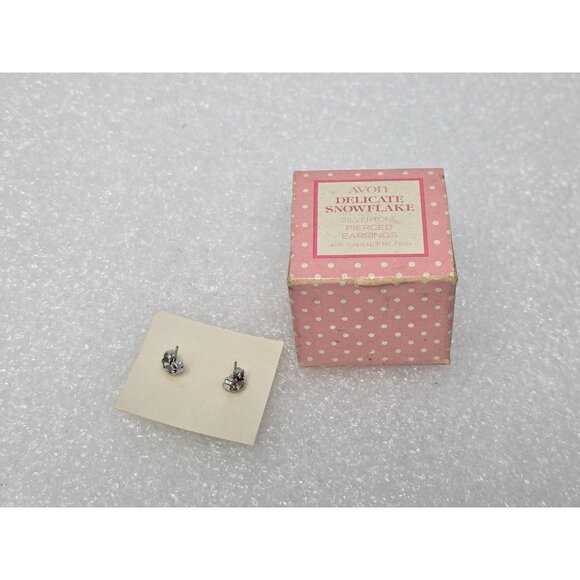 Vintage Avon Delicate Snowflake Silvertone Pierced Earrings Surgical Steel Posts - Picture 2 of 2
